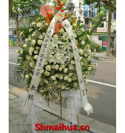 葬礼花圈1-白色香水百合、白菊、散尾葵，天堂鸟等 直径110CM高度170CM。<葬礼花圈>
